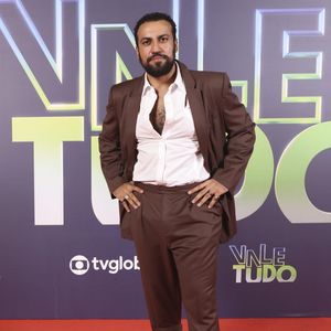 Após o roubo na casa de Heleninha (Paolla Olveira) em 'Vale Tudo', o público vai descobrir a verdadeira identidade de Olavo (Ricardo Teodoro).