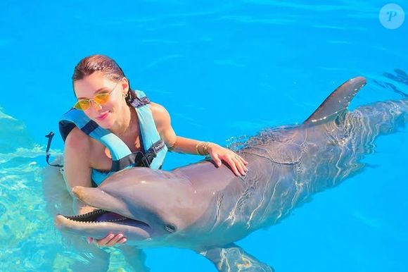 Fotos da lua de mel do cantor João Lima e Raphaella Brilhante mostram os braços da médica com marcas