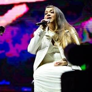 Preta Gil emocionou internautas ao aparecer de surpresa no show do pai