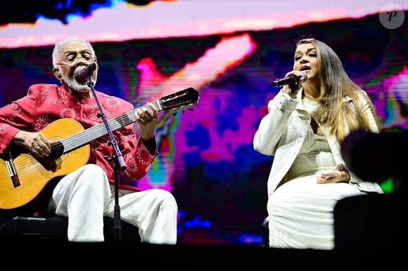 Preta Gil emocionou internautas ao aparecer de surpresa no show do pai