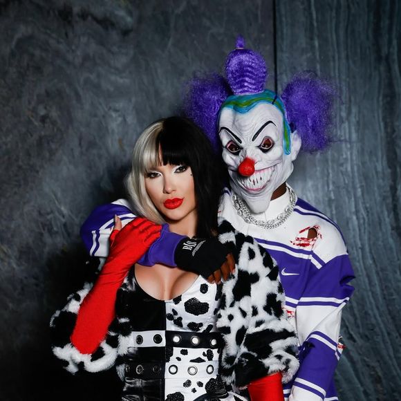 Vini Jr. aparece mascarado de palhaço e rouba a cena ao lado da influenciadora em primeira festa de casal