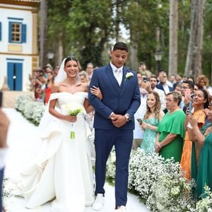 A trilha sonora do momento mais esperado da cerimônia ficou por conta da clássica “Eu Juro”, de Leandro e Leonardo — canção escolhida como tema da marcha nupcial