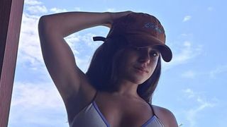 Ela é a 'Garota do Momento': Maisa Silva dá 'ajeitadinha' no biquíni em fotos, barriga trincada rouba a cena e deixa até Larissa Manoela chocada