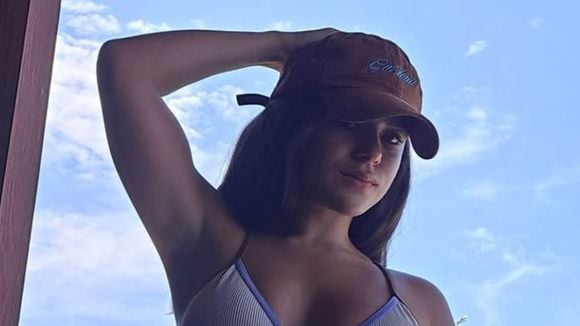 Ela é a 'Garota do Momento': Maisa Silva dá 'ajeitadinha' no biquíni em fotos, barriga trincada rouba a cena e deixa até Larissa Manoela chocada