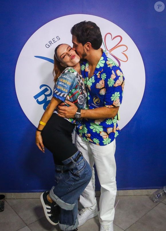 Casado com Giovanna Lancellotti, Gabriel David nada teria feito para impedir atitude da atriz, que substituiu Samuel de Assis em apresentação