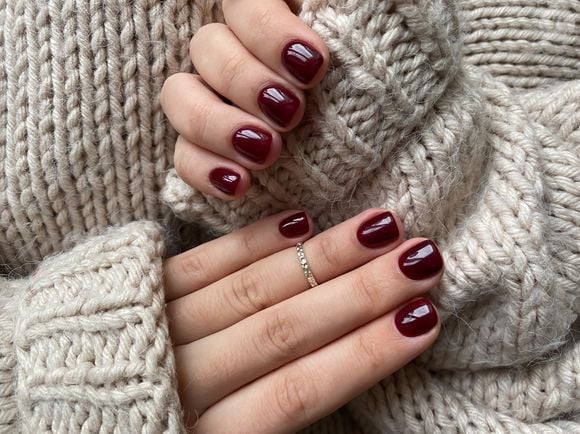 Esmalte vinho fica lindo em unhas de tamanho curto