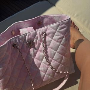 Kylie Jenner sensualiza com biquíni de fita Chanel de R$ 40 mil