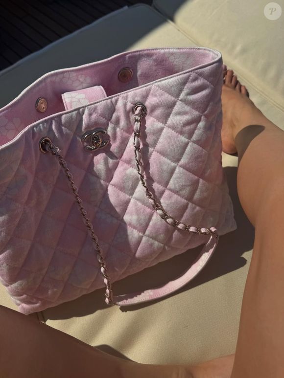 Kylie Jenner sensualiza com biquíni de fita Chanel de R$ 40 mil