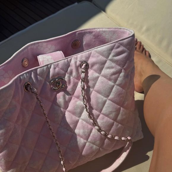 Kylie Jenner sensualiza com biquíni de fita Chanel de R$ 40 mil