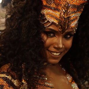 Evelyn Bastos em foto no desfile de carnaval da Mangueira em 2016, ano de seu primeiro título de campeã como rainha de bateria da escola
