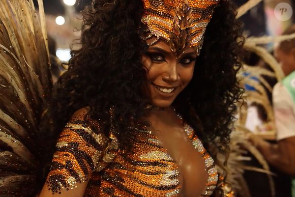 Evelyn Bastos em foto no desfile de carnaval da Mangueira em 2016, ano de seu primeiro título de campeã como rainha de bateria da escola