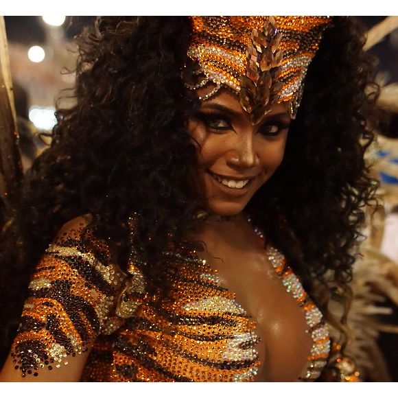 Evelyn Bastos em foto no desfile de carnaval da Mangueira em 2016, ano de seu primeiro título de campeã como rainha de bateria da escola