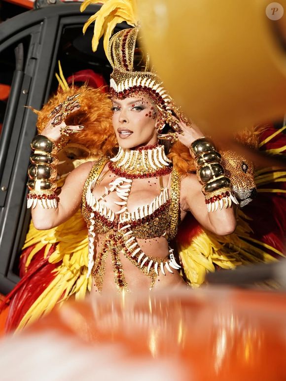 Jaquelline surgiu com fantasia intitulada 'Leões do Norte'