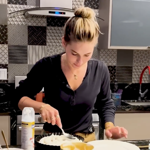 Por fim, acrescente o chantilly e a canela e leve para o refrigerador até a sobremesa firmar