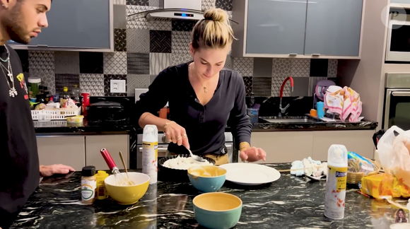 Por fim, acrescente o chantilly e a canela e leve para o refrigerador até a sobremesa firmar