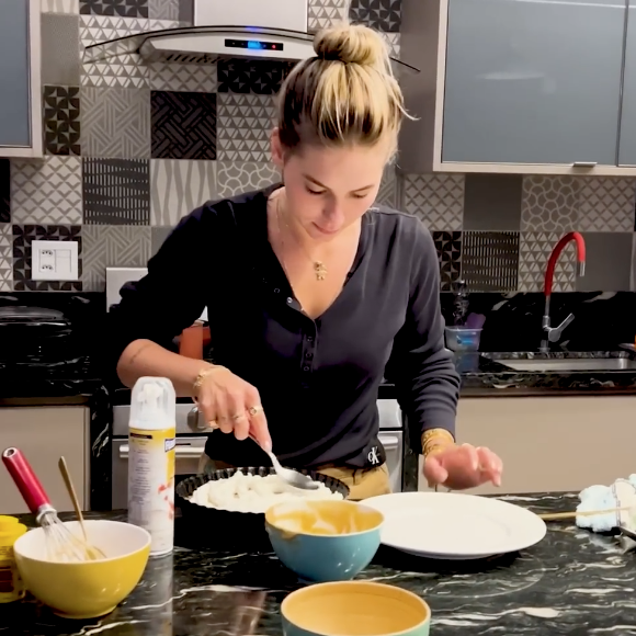 Por fim, acrescente o chantilly e a canela e leve para o refrigerador até a sobremesa firmar