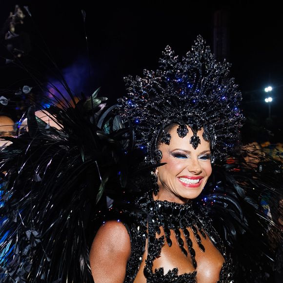 Carnaval 2025: Viviane Araujo trouxe peça de cabeça luxuosa em fantasia