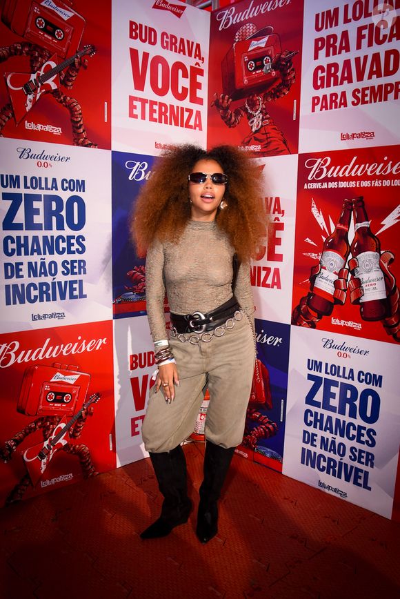 Lollapalooza 2026: ex-BBB Giovanna Pitel apostou em um look com calça wide leg por dentro de uma bota e camisa transparente