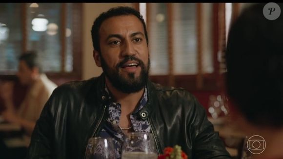 Ao perceber 'climão', Olavo seduziu Celina, sussurrando em seu ouvido