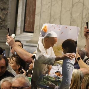 Papa Francisco recebe homenagem de fiéis com lembranças