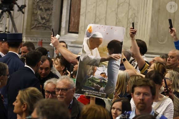 Papa Francisco recebe homenagem de fiéis com lembranças