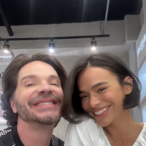 Para a transformação, Bruna Marquezine recorreu ao hairstylist Tiago Parente, muito conhecido entre as celebridades