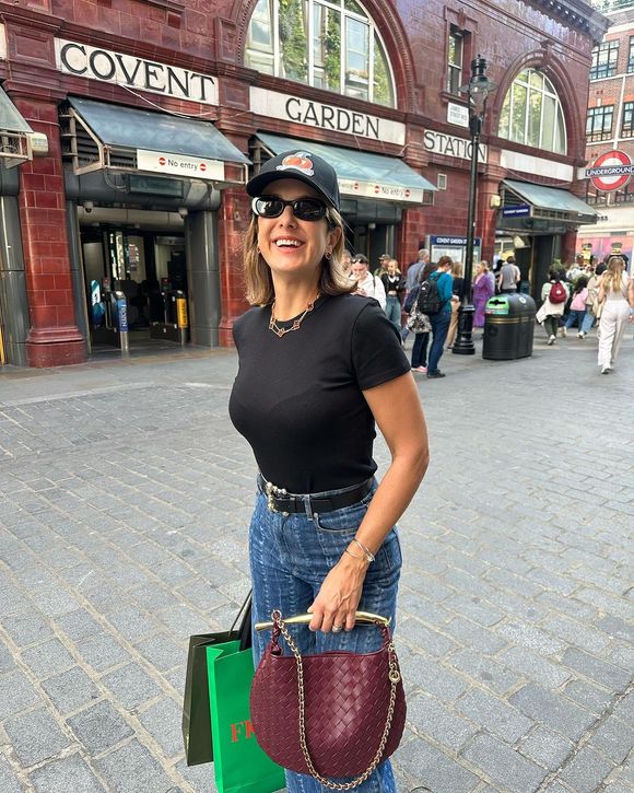 Ticiane Pinheiro aposta em look casual com bolsa estilosa