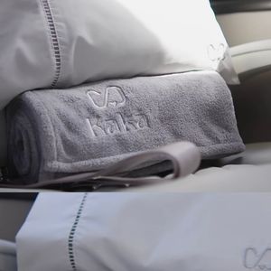 Toalhas personalizadas do jatinho de Simone Mendes com o nome dela e do marido, Kaká