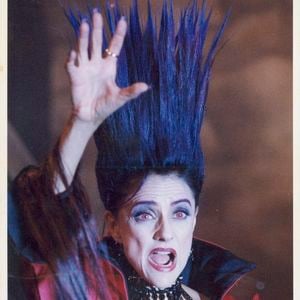 Nos bastidores, Marieta se divertia: ‘Sou ventríloqua, falo quatro tonterias por terminal’