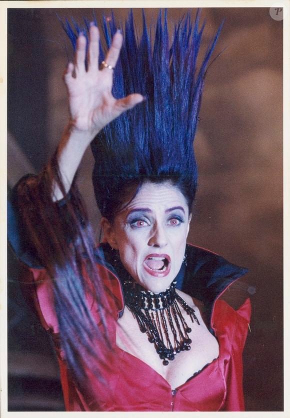 Nos bastidores, Marieta se divertia: ‘Sou ventríloqua, falo quatro tonterias por terminal’