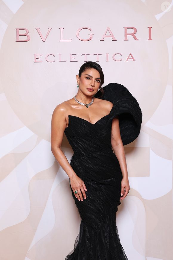 Preto é uma cor que não tem erro! A atriz Priyanka Chopra estava deslumbrante em sua roupa que apresentava  drama em uma silhueta  sereia e uma grande estrutura atrás do ombro esquerdo