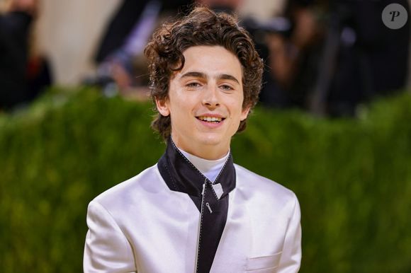 Na adolescência, ainda durante o ensino médio, Timothée Chalamet estudante criou um alter ego curioso para um trabalho escolar: “Lil Timmy Tim”.