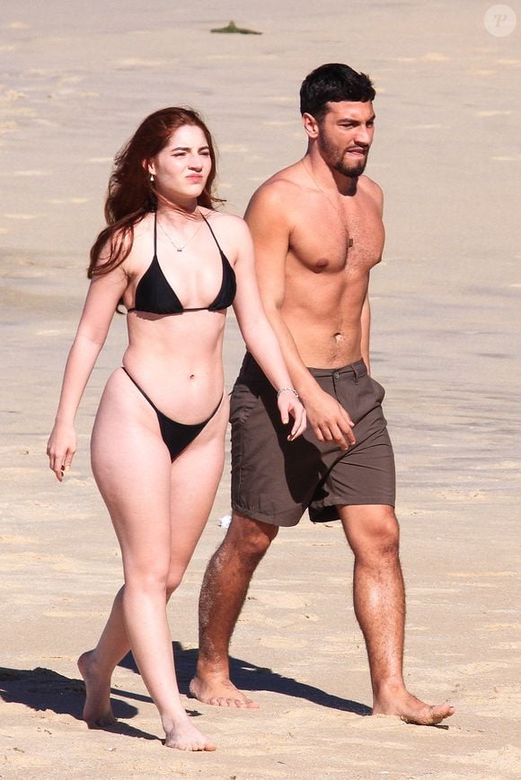 André de 'Quem Ama Cuida', Henrique Barreira é flagrado aos beijos com atriz Duda Matte durante gravação de série em tarde quente no Rio de Janeiro