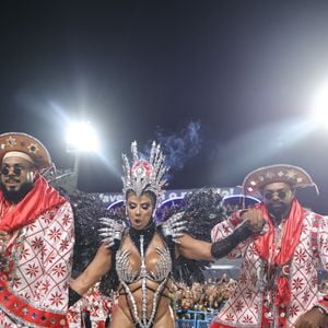 Corpo sequinho de Viviane Araújo ficou em evidência com fantasia poderosa de Carcará - Foto: Brazilnews/Agnews