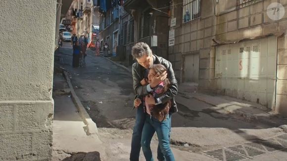 Filha de Sarp e Bahar, Nisan se desespera com a prisão do pai, e Arif fica com pena da menina, na novela 'Força de Mulher' no capítulo de 15 de abril de 2025, terça-feira