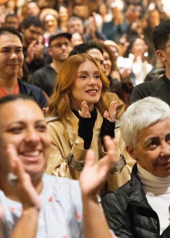Marina Ruy Barbosa prestigia Taís Araújo no espetáculo 'Mudando de Pele' no Sesc 14Bis em SP