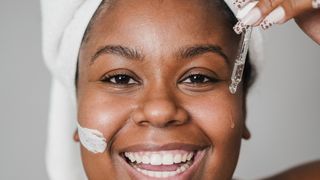 O que é retinol e como usar este composto na rotina de cuidados com a pele?