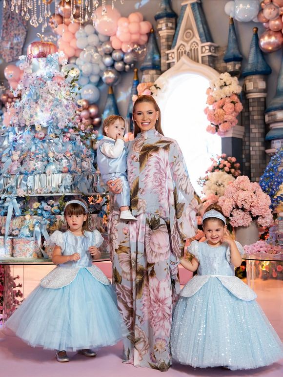 Clima de conto de fadas: luxo, brilho e uma decoração encantada marcaram a comemoração do aniversário da filha de Virgínia Fonseca, que posou sem Zé Felipe ao lado dos três filhos — Maria Alice, José Leonardo e a aniversariante Maria Flor