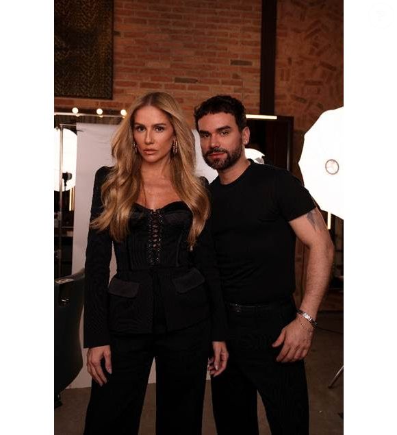 A atriz Deborah Secco também está no time das novas loiras