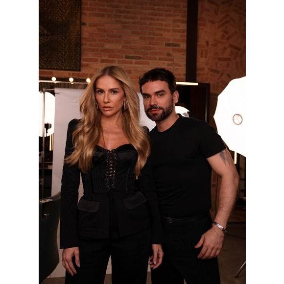 A atriz Deborah Secco também está no time das novas loiras