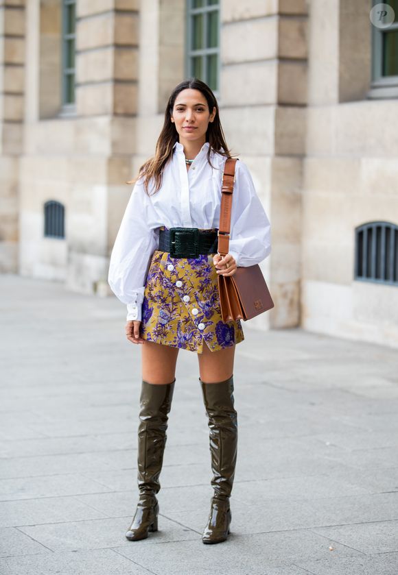 Saia curta floral de botões + Camisa branca: esse duo queridinho para usar na moda primavera