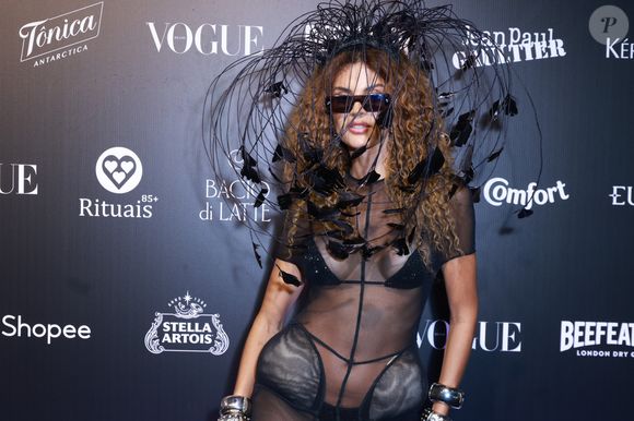 Gabriela Loran escolheu um look todo preto transparente e esbanjou beleza no evento