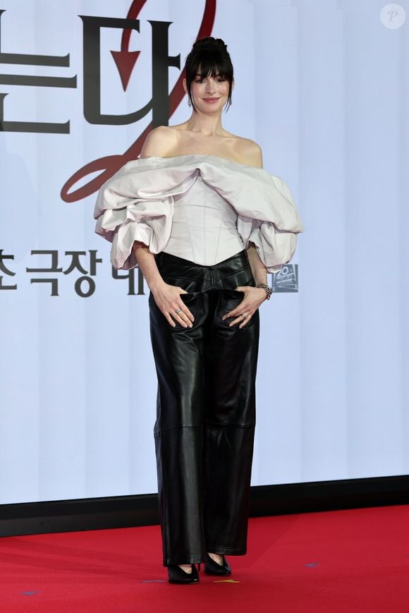 Anne Hathaway reacende tendência global ao surgir com nova franja durante divulgação de 'O Diabo Veste Prada 2'