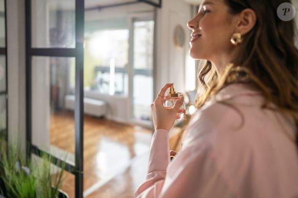 Hoje, ele aparece não apenas em perfumes intensos, mas também em criações mais frescas, combinado com notas cítricas, florais ou aquáticas