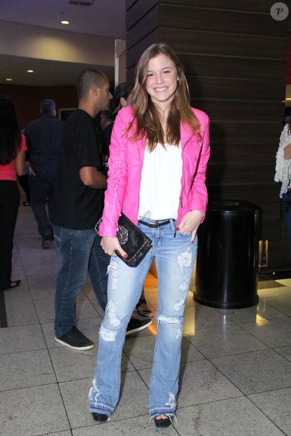 Alice Wegmann apostou em blazer pink na pré-estreia do filme 'Os homens são de Marte...E é pra lá que eu vou' no Rio