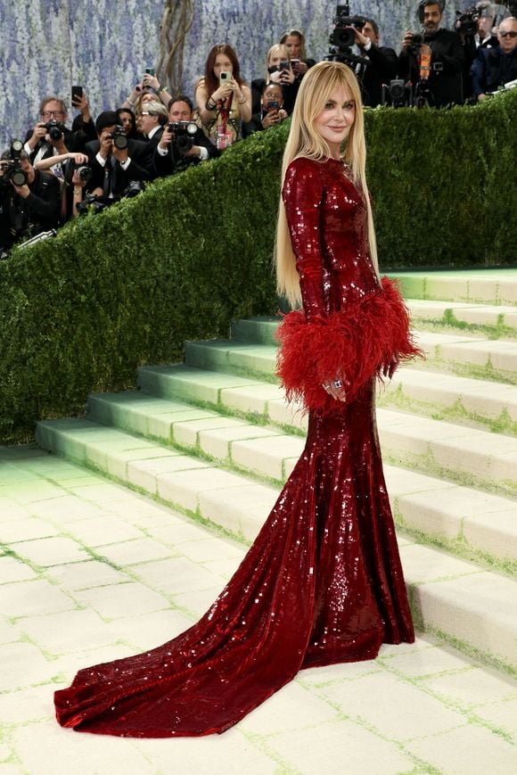 Nicole Kidman no Met Gala 2026 usando Chanel, de Matthieu Blazy: a atriz surgiu com um vestido vermelho de paetês, cintura baixa e detalhes em plumas para integrar o seleto grupo de co-anfitriãs da edição deste ano