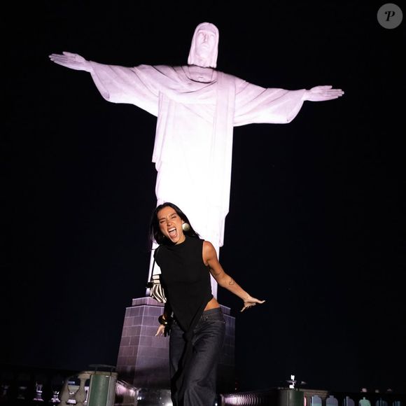 Dua Lipa conhece o Cristo Redentor, no Rio de Janeiro