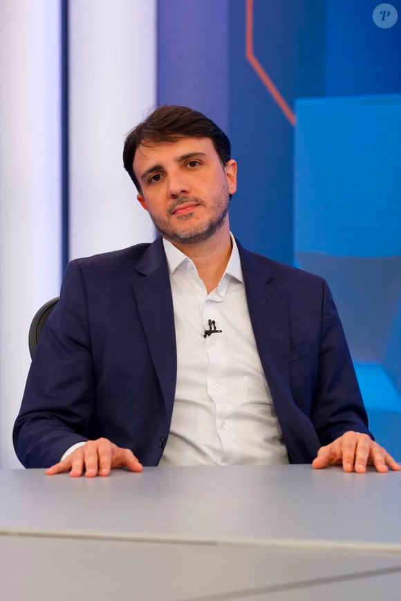 O TSE suspendeu a propaganda eleitoral de Renan Santos em 16 perfis que foram informados fora do prazo. De acordo com o g1, o candidato também está proibido de criar novas contas ou publicar em perfis de terceiros