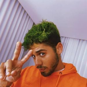 Como o 'Coringa' de sua fantasia anterior, Zé Felipe chegou a pintar o cabelo de verde