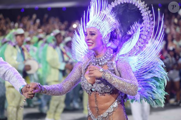 Emoção de Paolla Oliveira em último desfile como Rainha da Grande Rio se destacou em fotos